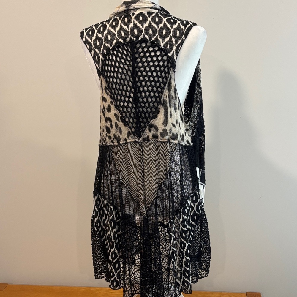 Super Boho animal print Black and White Patterned Sleeveless Vest